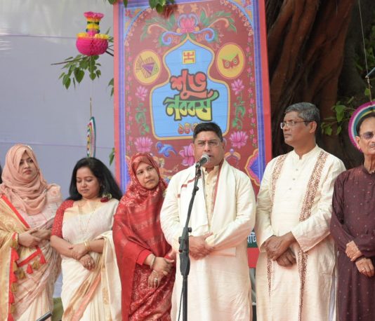 ঢাকেশ্বরী মন্দির পরিদর্শন করলেন সেনাপ্রধান, জানালেন নববর্ষের শুভেচ্ছা