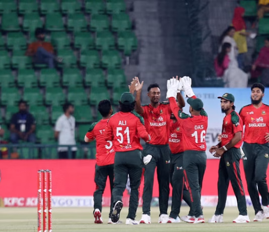 শুরুতেই উইকেট হারালেও পাকিস্তানের শক্তিশালী প্রত্যাবর্তন
