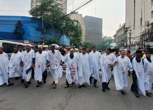 শেয়ারবাজারে ধস: কাফনের কাপড় পরে বিনিয়োগকারীদের অভিনব প্রতিবাদ