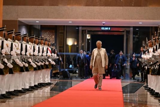 কুয়ালালামপুরে ড. ইউনূস, আগামীকাল আনোয়ার ইব্রাহিমের সঙ্গে বৈঠক