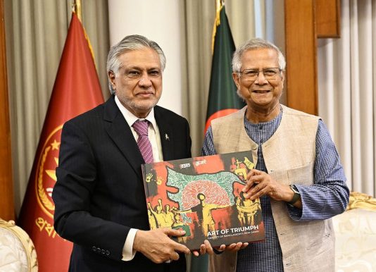পাকিস্তানের উপ-প্রধানমন্ত্রীর সঙ্গে প্রধান উপদেষ্টা ইউনূসের বৈঠক