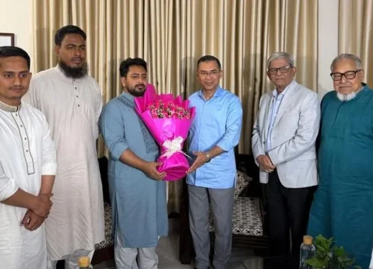 নাহিদ ইসলামের বাসায় গিয়ে তারেক রহমানের সৌজন্য সাক্ষাৎ