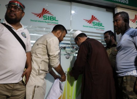 চট্টগ্রামে ৫ ব্যাংকে তালা, গ্রাহকদের বিক্ষোভে সাময়িক অচলাবস্থা